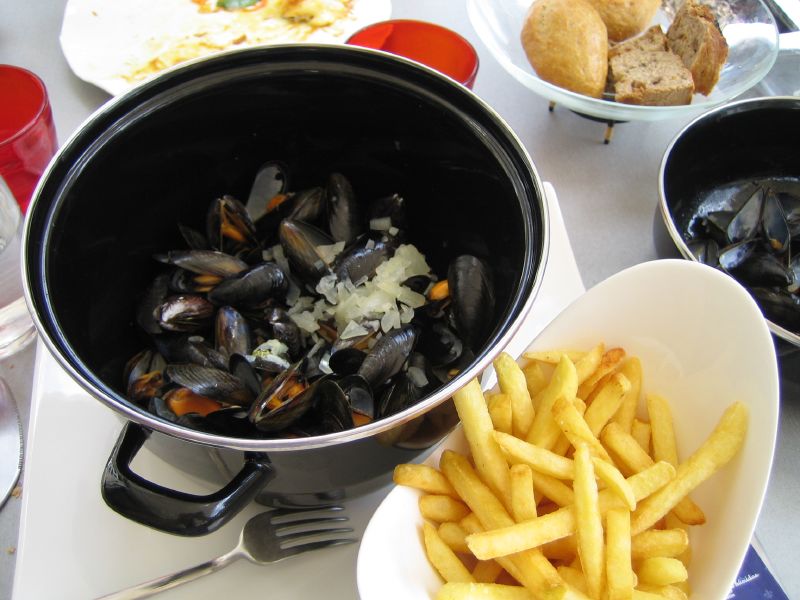 moules in bowl with chips 