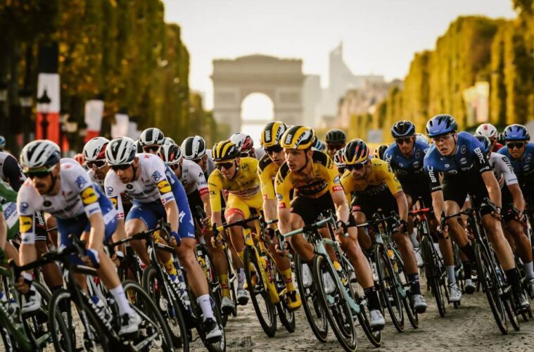 Tour de France 2020 teams sweeping around a corner with the Arc de Triomphe behind