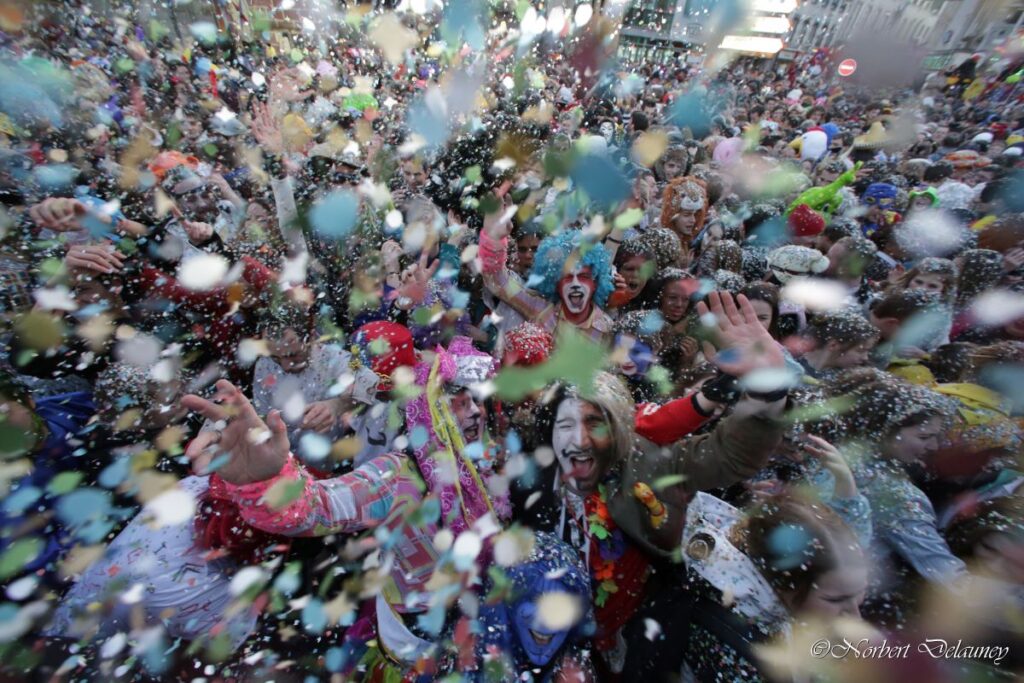 Crowds at Granville Carnival showered with tons of confetti