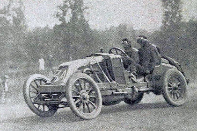 black and white old photo of Ferenc Szisz in his car with co driver in first 1906 Le Mans race