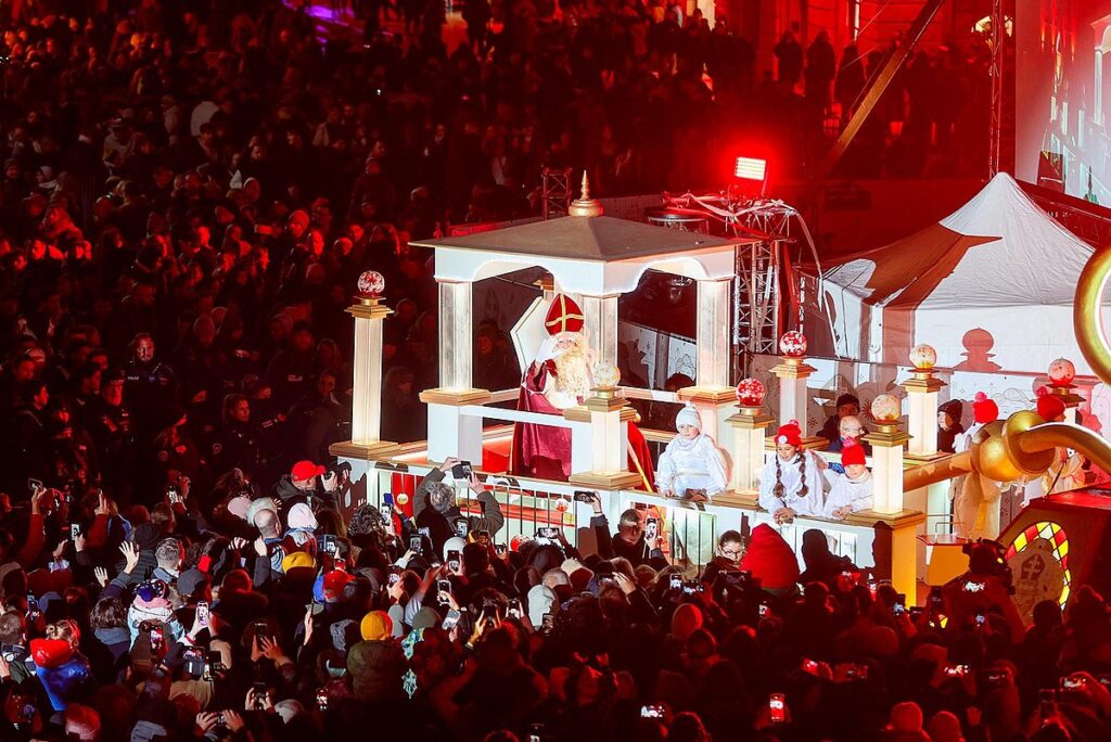 Nancy chirstmas with St Nicholas carriedi n big throne and surrounded by people