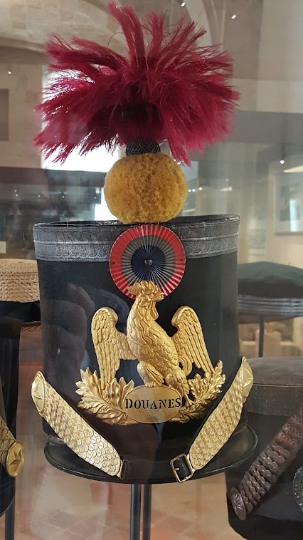 Musee des douanes bordeaux splendid hat with imperial eagle on it