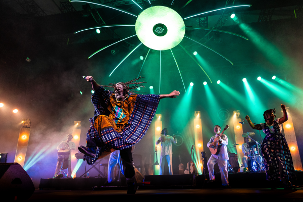 marciac jazz Tiken Jah Fokoly on stage in costume dancind and singing