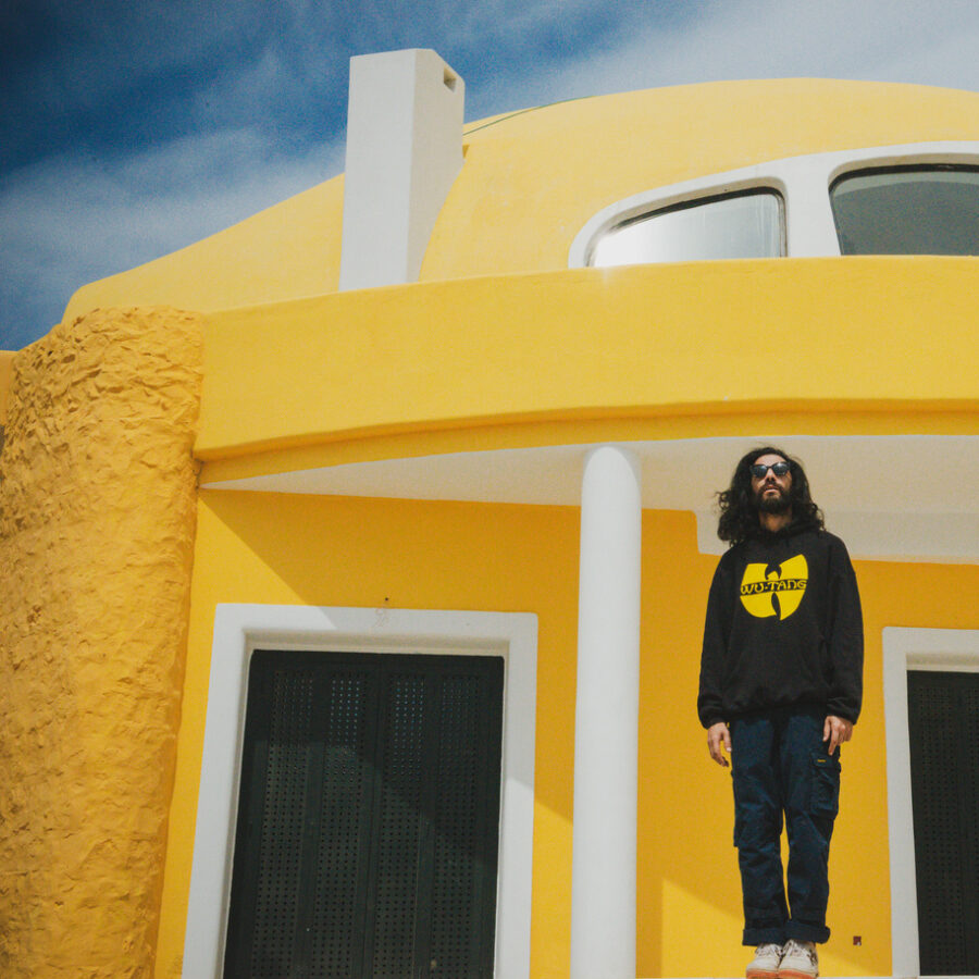 Retro-Cassetta at Nuits sonores 2026 musician in black in frontof yellow building