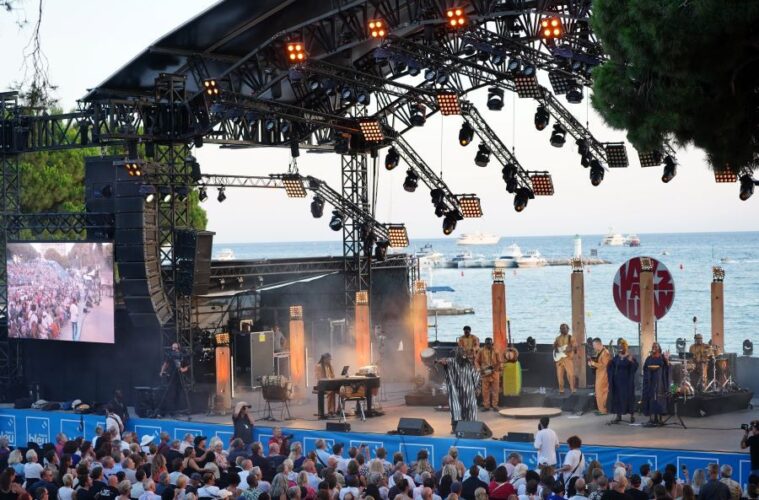 Jazz a Juan with huge arena looking out onto the sea with crowds in front and Riken Jah Fakoly playing