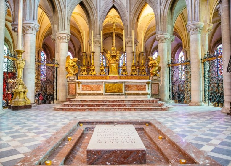 Abbaye aux hommes Caen and marble slab tomb of William the Conqeror in front of the altar