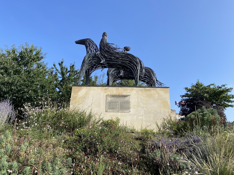William and Mathilda iron statues outside Caen Castle
