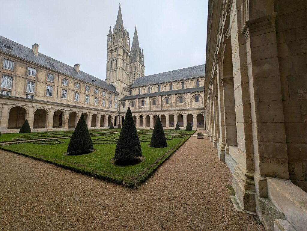 Abbaye aux Hommes Caen cloister with grass i middle and cloisters on two sides