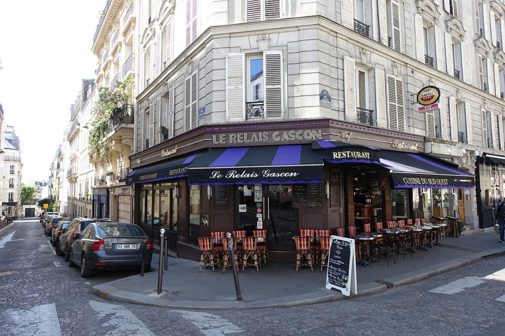 Le Relais Gascon in Paris restaurant on corner of road with tables outside