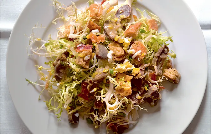 Gixxard salad with lettuce, gizzards, lardons