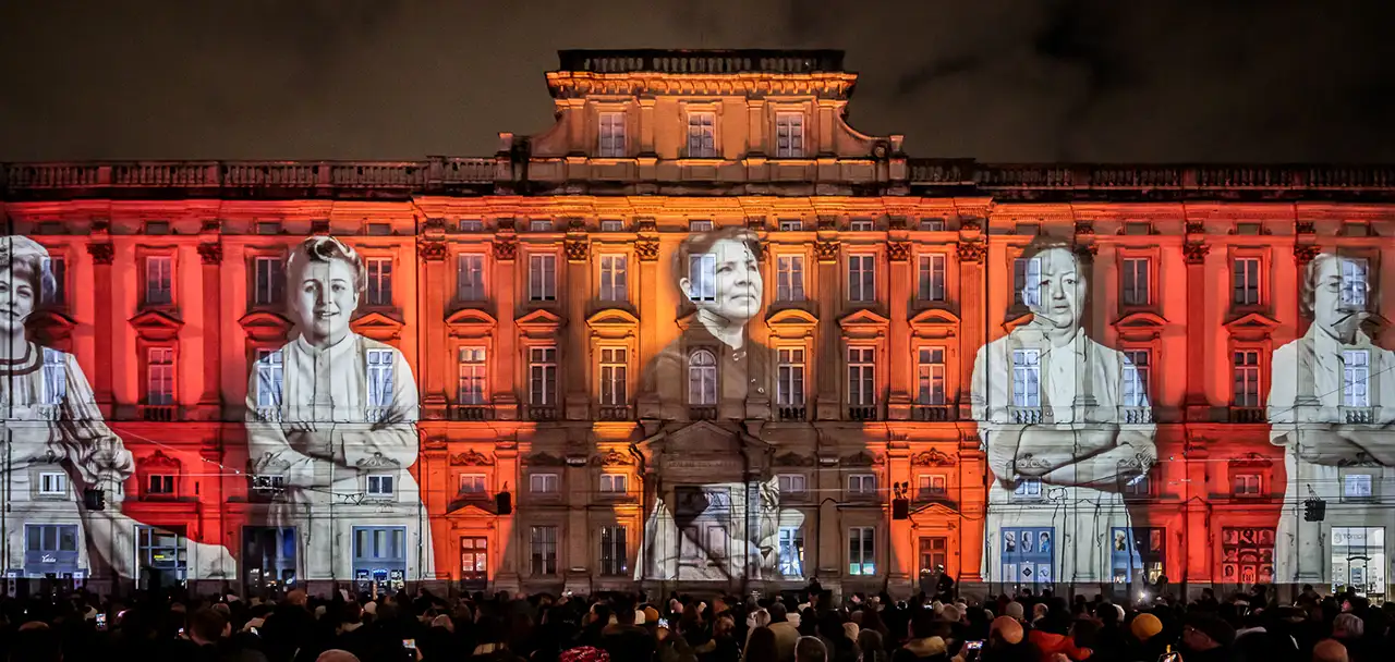Lyon Lumieres fete with 5 people projected onto an orange building